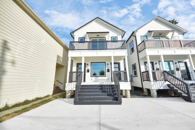 Building Photo - 611 E 39th St Rental