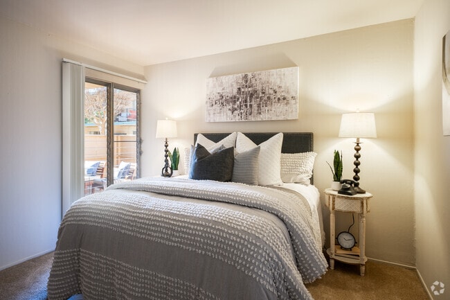 1BR, 1BA - 650SF - Bedroom