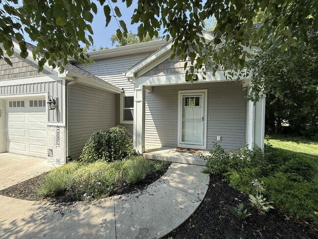 Building Photo - 3 bed, 2 bath Townhouse SE Grand Rapids