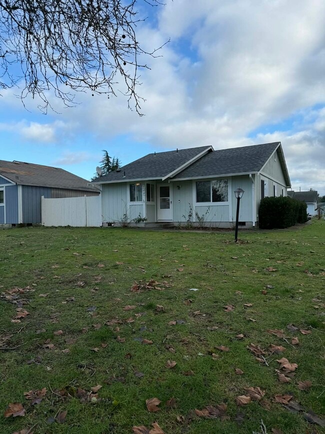 Photo - 725 Edelweiss Ln SE