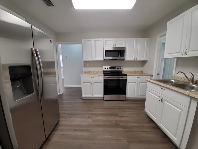 Photo - 2 Bedroom, 1 Bathroom Home with Yard - Fle...