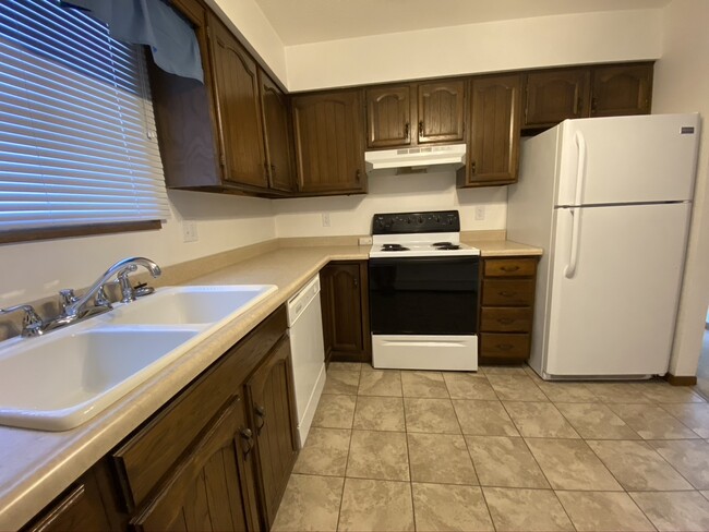 Kitchen - 530 N Dubuque St Apartments