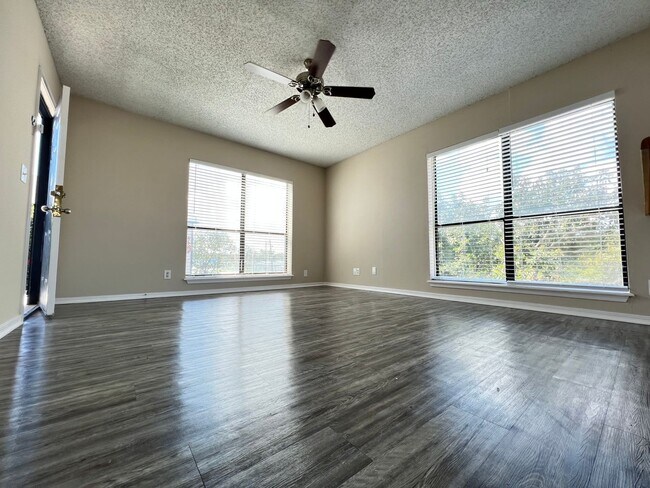 Photo - 2 Bedroom 2 Bath Apartment w/ Washer and Dryer Connections Unidad 28A