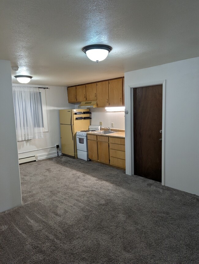 Eat in kitchen - 875 N 15th St Unit 0