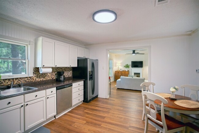 Photo - 212 E Yell St