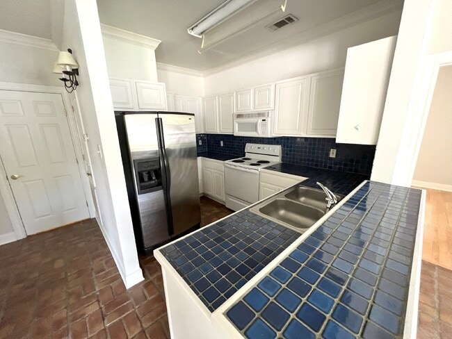 Photo - University View Condo, Gated 2 Bedroom Condo For Rent, Near LSU Unidad University View