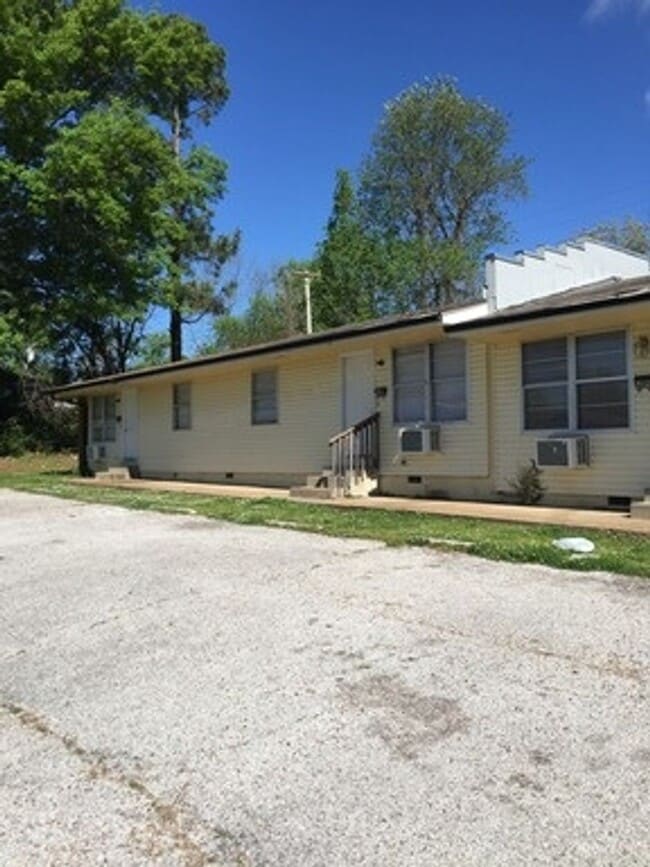 Building Photo - Bolivar MO 2 Bed 1 Bath Apartment Unit 217