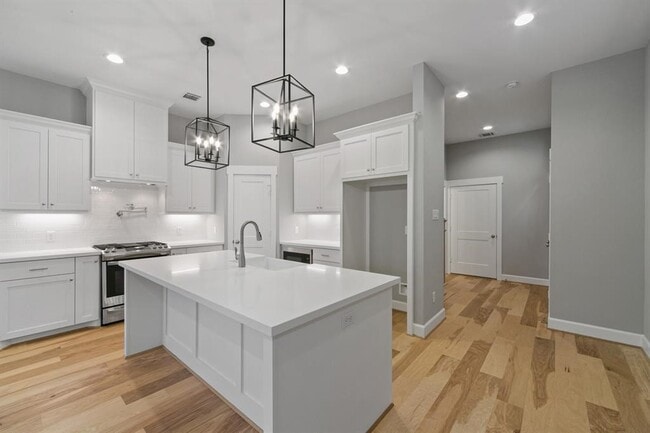 Photo - 1121 E 27th St