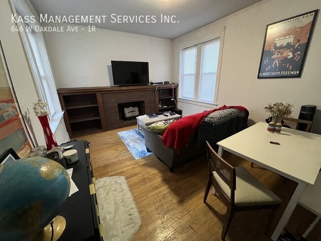 Building Photo - 646 W Oakdale Ave Unit 1R