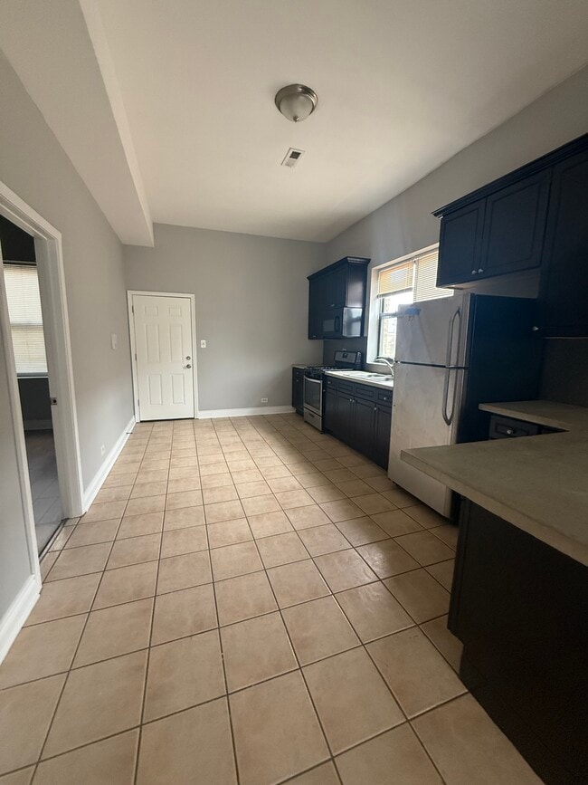 Cocina, Electrodomésticos de acero inoxidable. - 930 W 35th Pl Unidad 2nd Floor Front