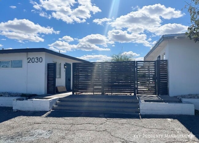 Building Photo - 2030 Sunrise Ave Unit #2