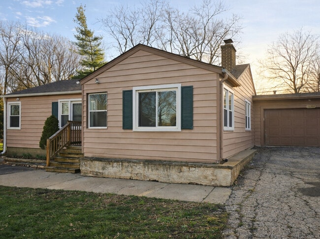 Building Photo - 36752 N Wildwood Dr