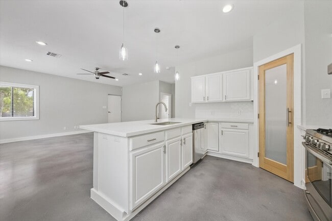 Building Photo - 1425 Oak Hollow Dr Rental
