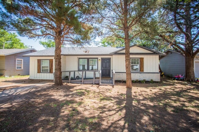 Building Photo - Spacious 4 Bed 2 Bath with Big Backyard