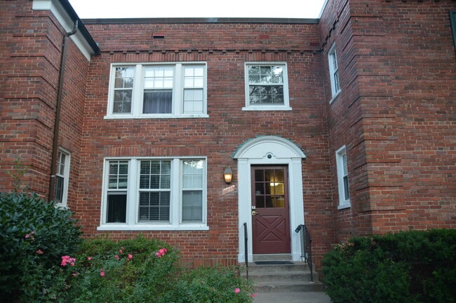 Building Photo - 1736 N Rhodes St Unit 290