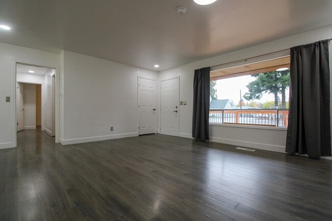 Photo - 1170 Clearview Ave NE