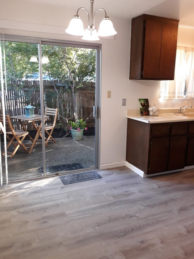 Building Photo - 1530 Valle Vista Ave Unit 1530