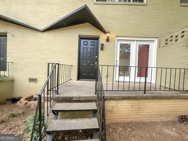 Building Photo - 411 10th St NE