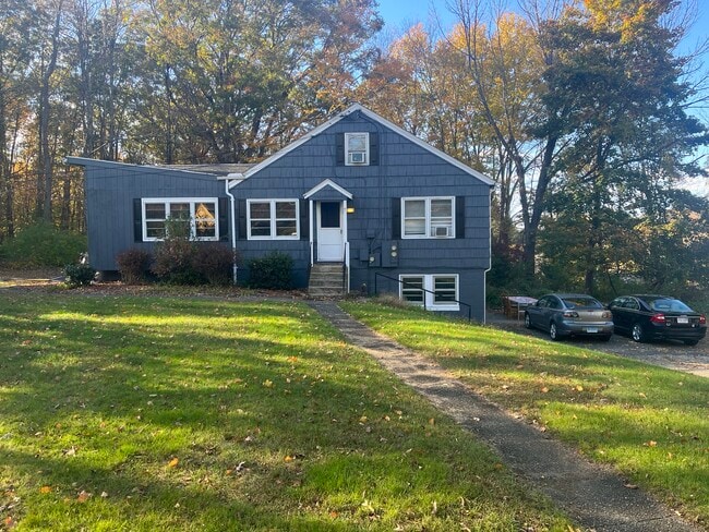 Large lawn, quiet safe neighborhood - 1 Minnesota Rd Unit APT # 2