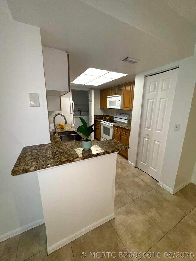 Building Photo - 1300 Crestwood Ct S Unit 1309