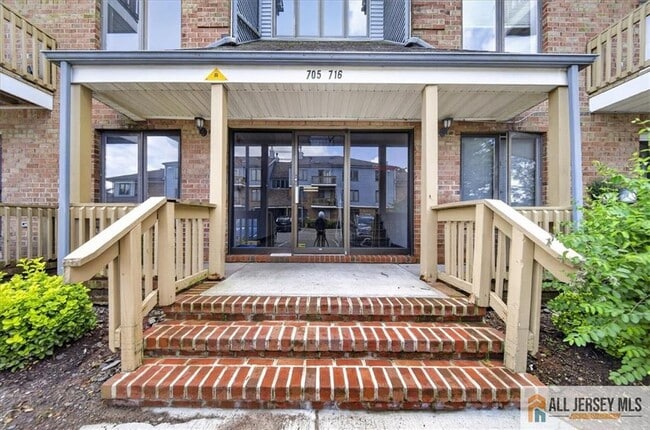 Building Photo - 710 Peach St