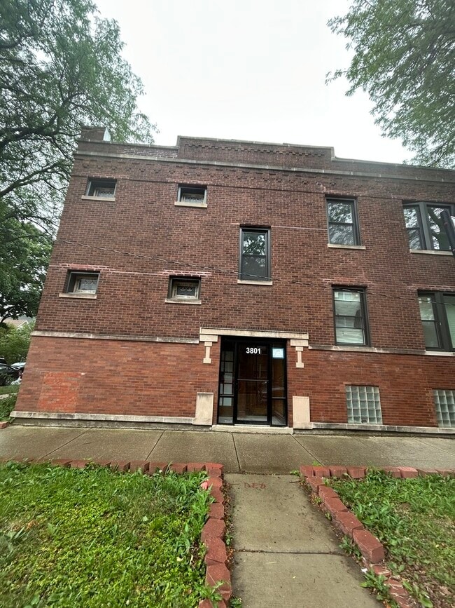 Building Photo - 3801 W Belle Plaine Ave Rental