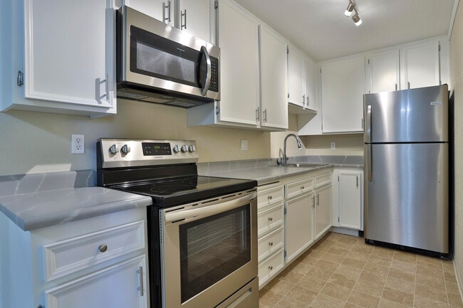 Photo - 2820 N Arcadia Ct Unidad B208