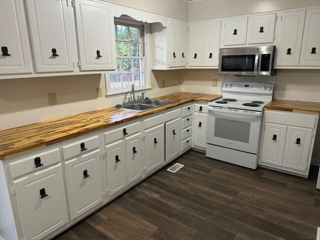 Photo - 321 Tall Pine Road