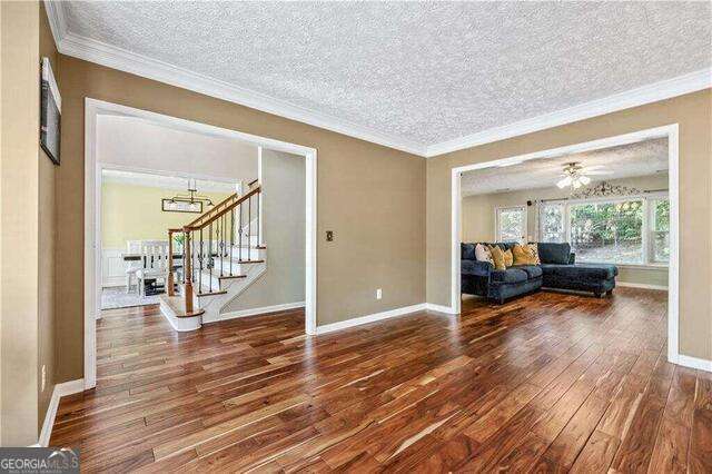 Photo - 2152 Marne Glen