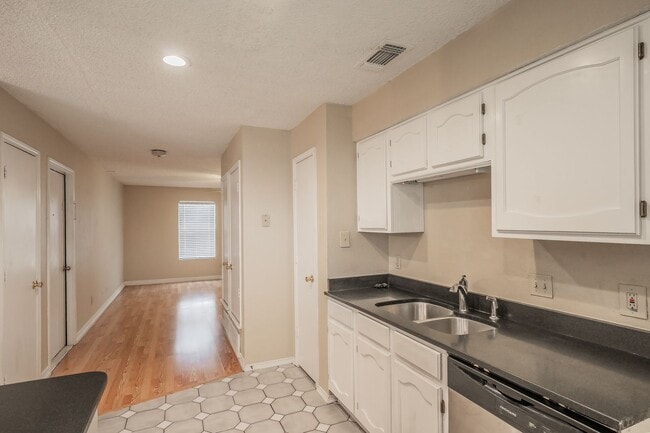 Photo - Excellent 3 bedroom in Legacy West