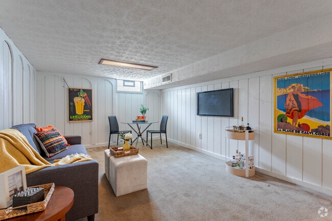2 Br, 1.5 Ba Townhome - 1,033 SF