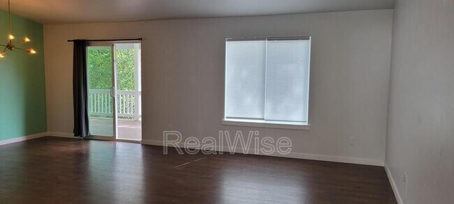 Photo - 1775 Daffodil Ln