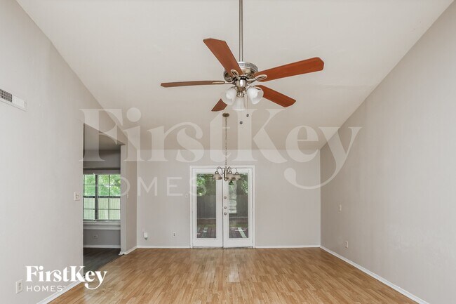 608 Nora Ln