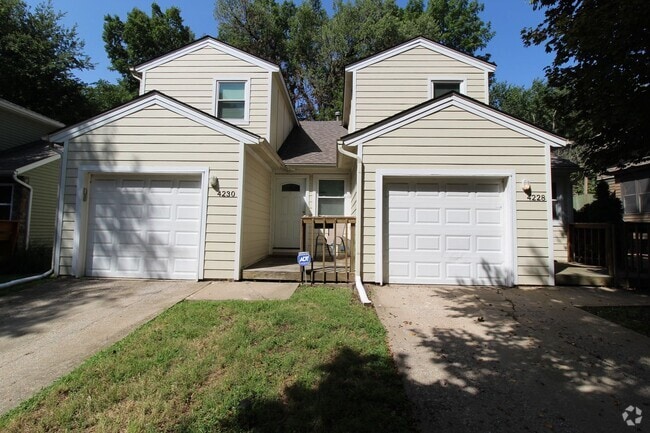 Building Photo - 2 Bedroom 1 Bath Duplex in the Westport Area Rental