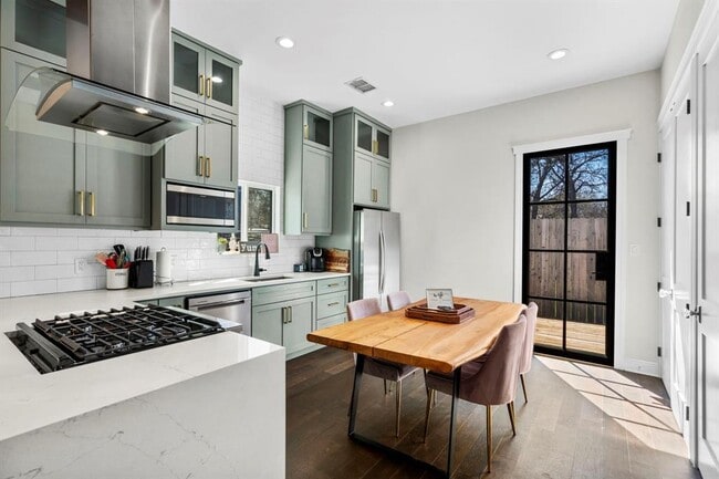 Photo - 1003 Romeria Dr