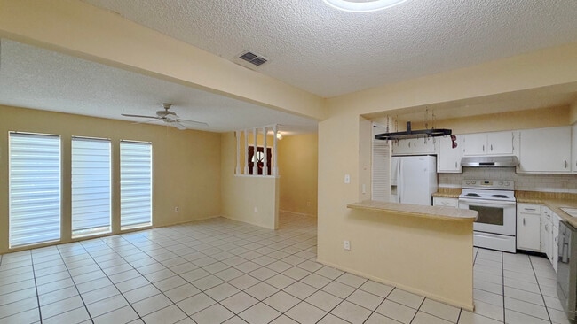 Photo - 889 Hendry Dr