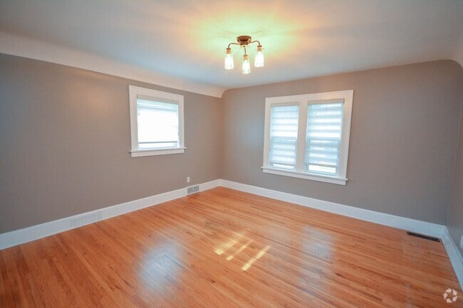 Building Photo - Gorgeous home with classic details in the ...