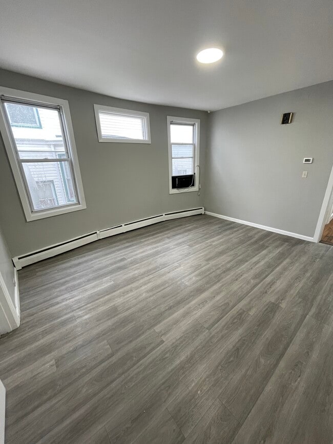 Building Photo - 11 Baldwin Ave Unit 2