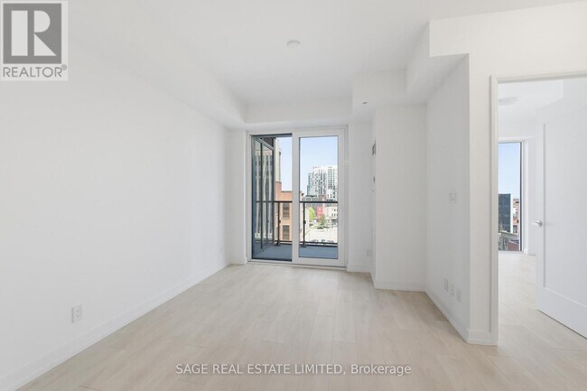 Photo - 75 James St S Unit 711