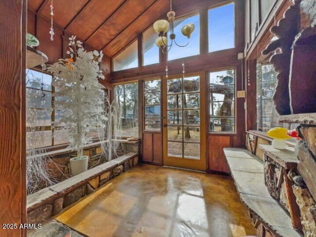 Photo - 100 E Glade Ln