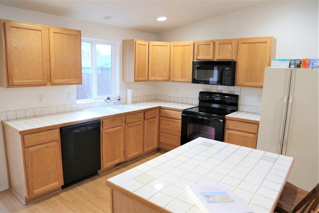 Photo - Clean 3 bed 2 bath Large Garage Open Living Area