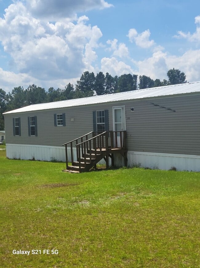 Building Photo - 3 bedroom, 2 bath single wide mobile home