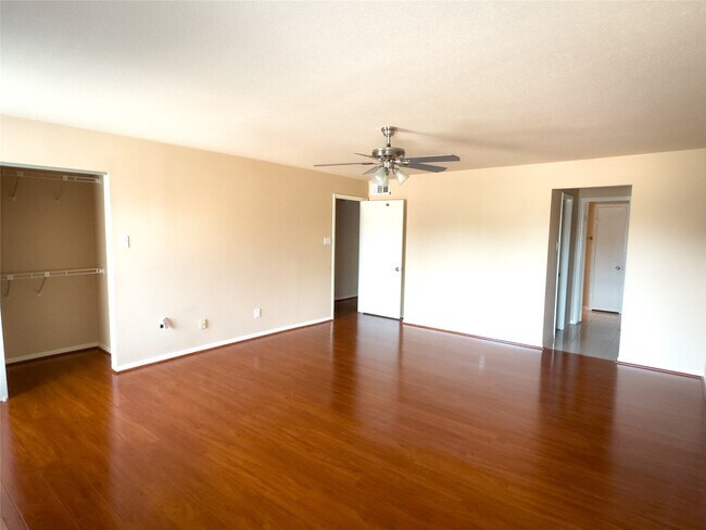 Building Photo - 9800 Pagewood Ln Unit 2705