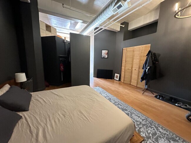 Photo - bedroom in Chicago IL 60605 Unit 605