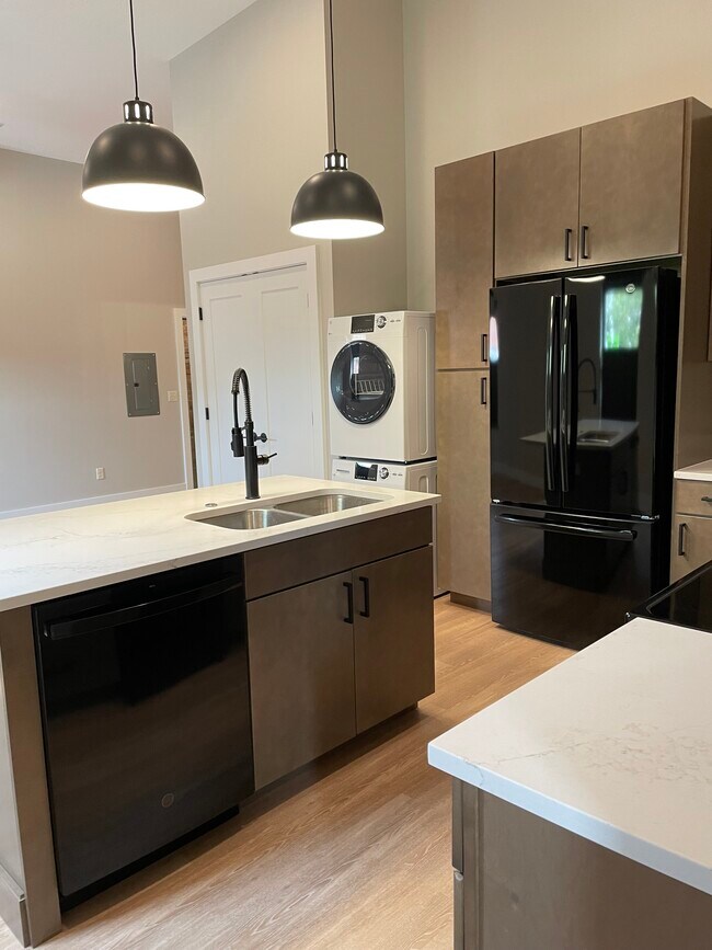 Apt - kitchen, fridge, W/D - 106 W Middle St Unit 3