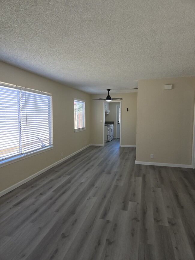 Photo - 2433 E Garvey Ave N Unidad 2