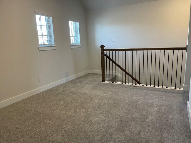 Photo - 10638 Whitejacket