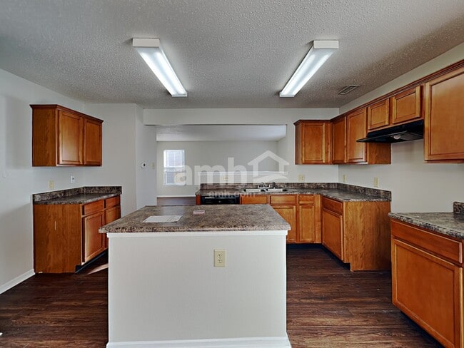 Photo - 690 Runnymede Ct