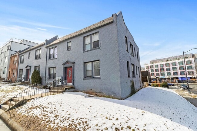 Building Photo - 1150 17th St NE Unit 3