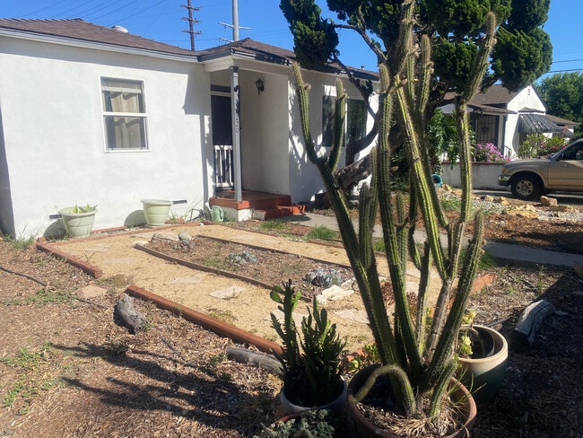 Photo - 2220 Gale Ave Unidad Room 2